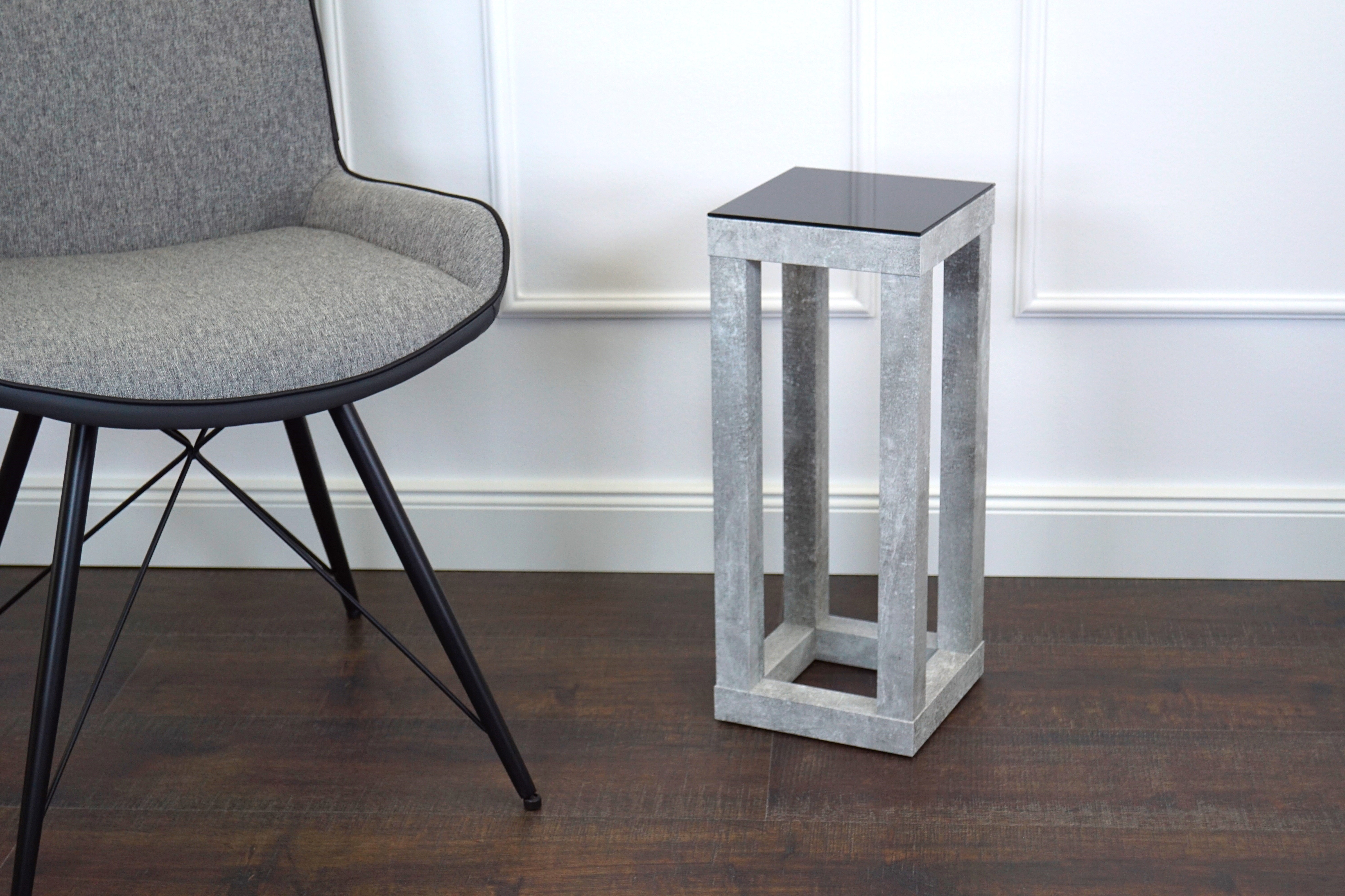 Blumensäule, Dekosäule "Cube", Gestell in Betonoptik, Glas in Schwarz, 20 x 20 x 50cm