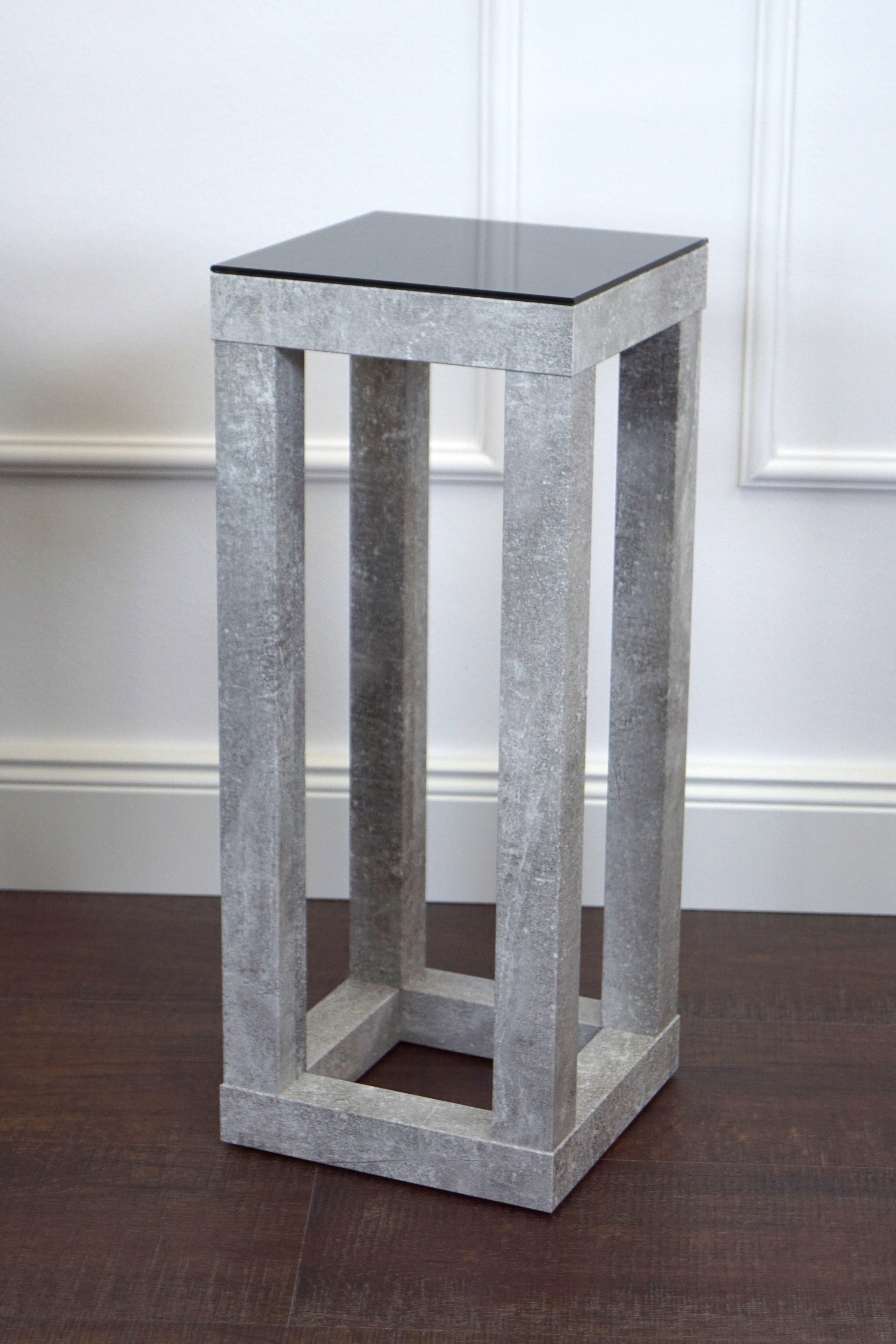 Blumensäule, Dekosäule "Cube", Gestell in Betonoptik, Glas in Schwarz, 20 x 20 x 50cm