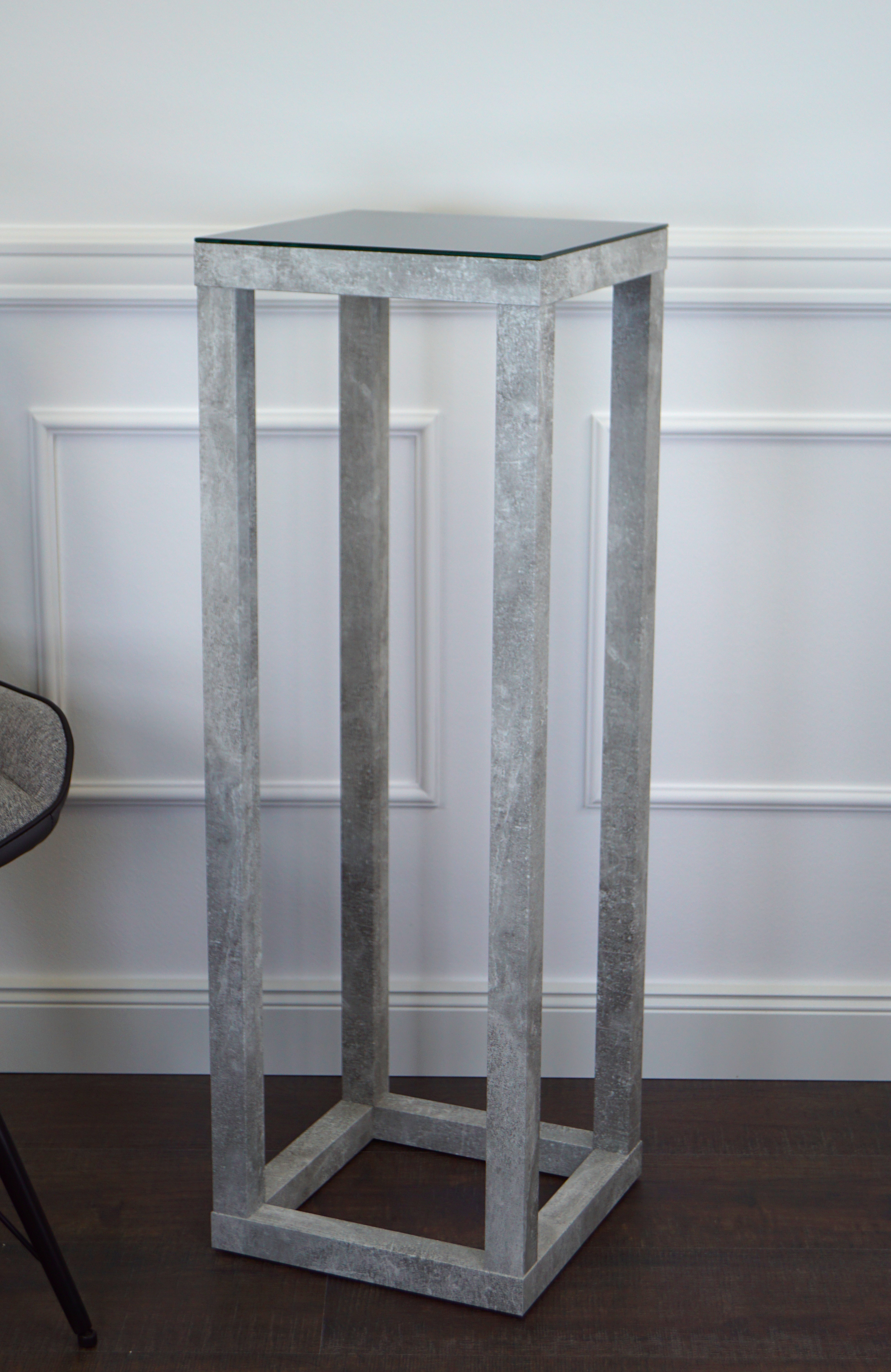 Blumensäule, Dekosäule "Cube", Gestell in Betonoptik, Glas in Schwarz, 30 x 30 x 80cm