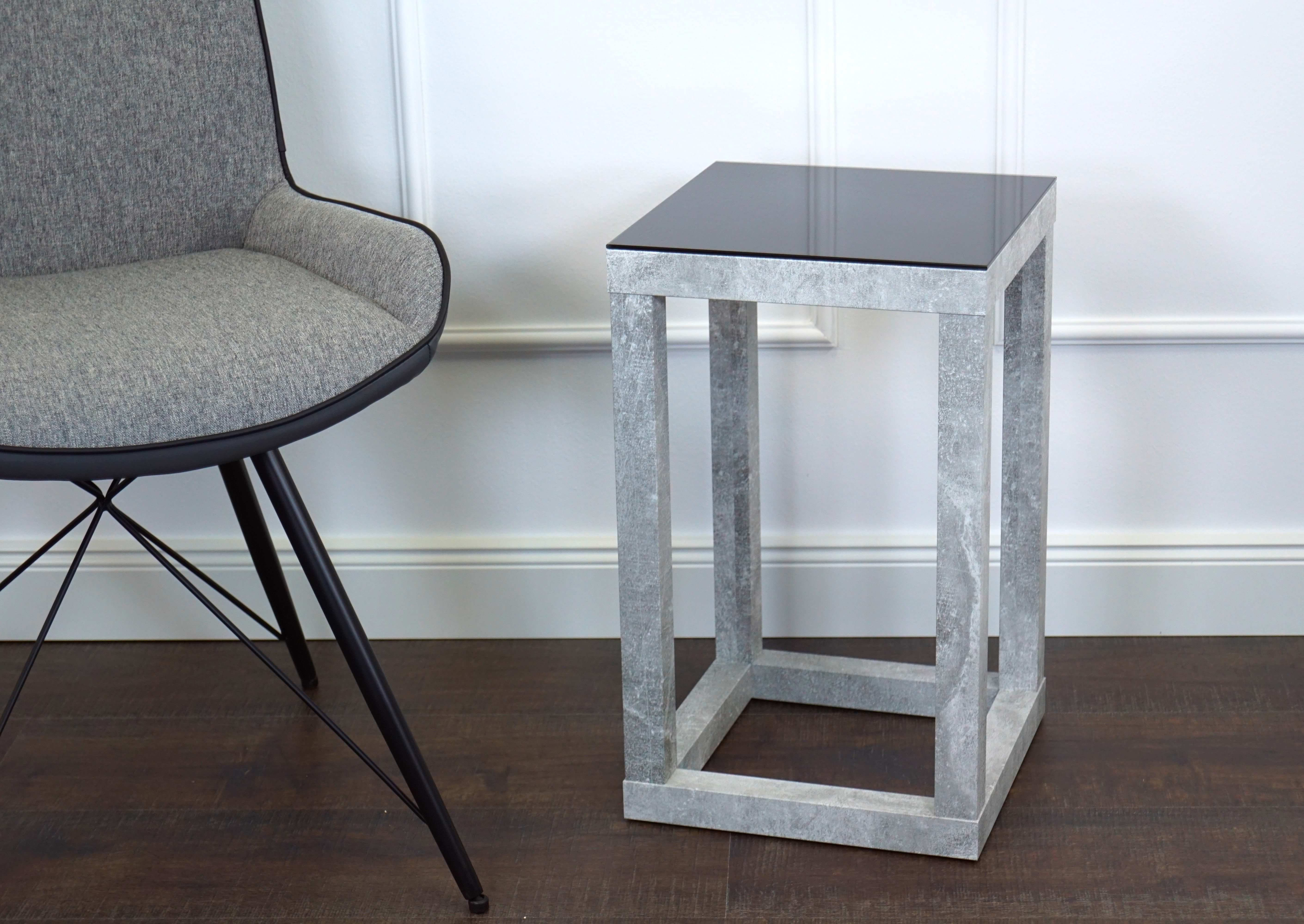 Blumensäule, Dekosäule "Cube", Gestell in Betonoptik, Glas in Schwarz, 30 x 30 x 50cm