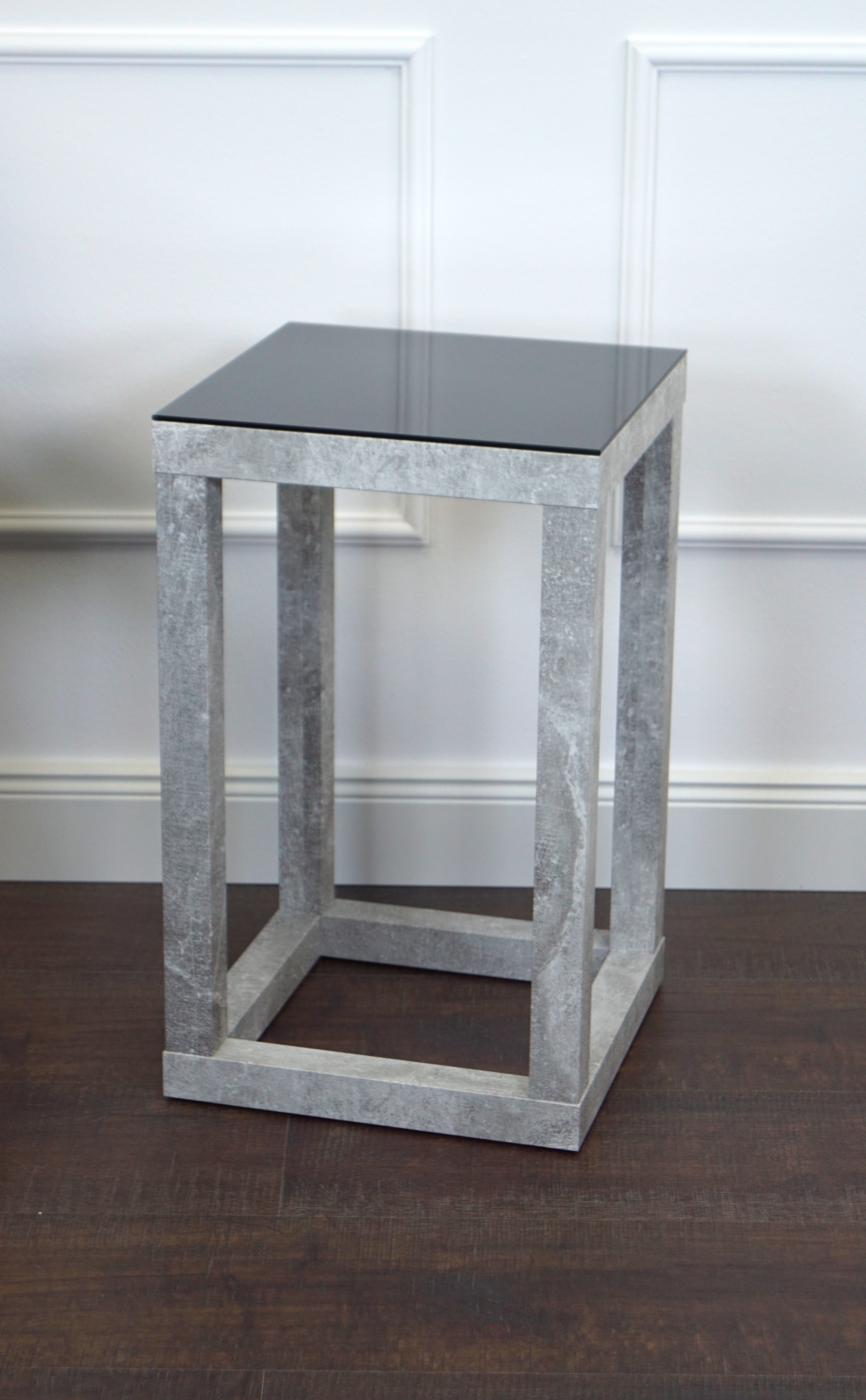 Blumensäule, Dekosäule "Cube", Gestell in Betonoptik, Glas in Schwarz, 30 x 30 x 40cm